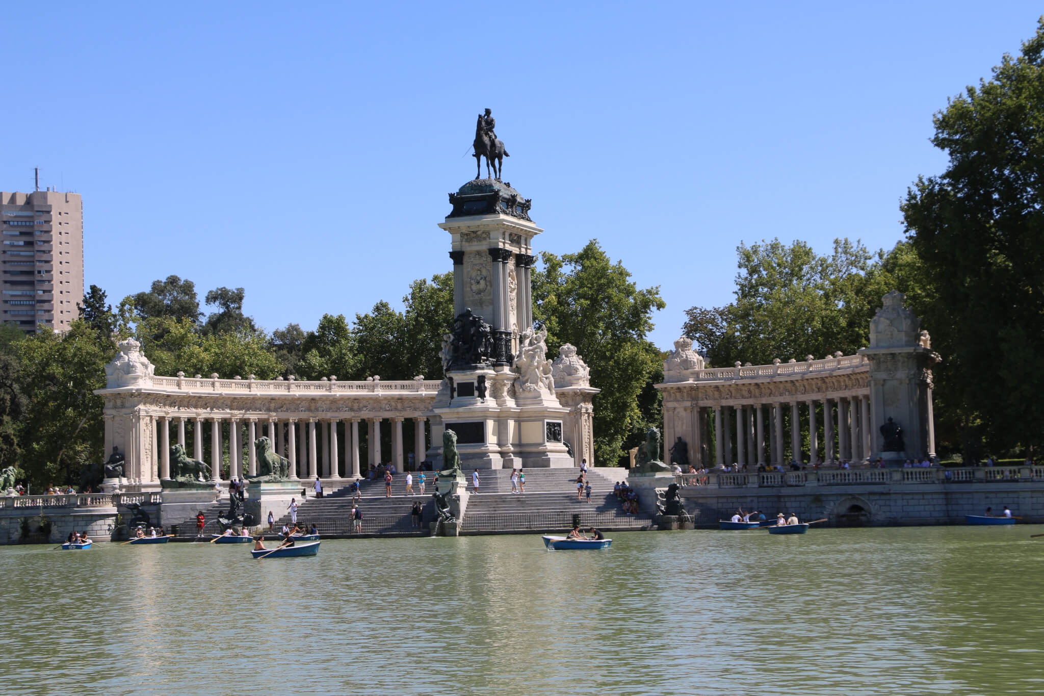 Retiro / Relax, explore, row a boat; Madrid ⋆ The Passenger